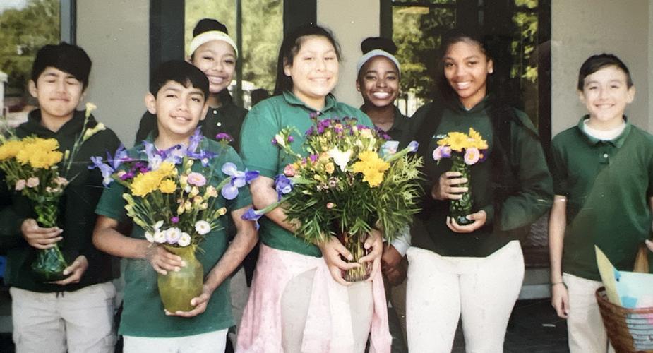 七个中学生拿着花瓶里的花
